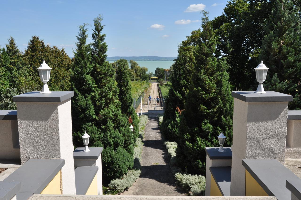 Sir David Balaton Castle Apartmanok Balatonszepezd Exteriör bild